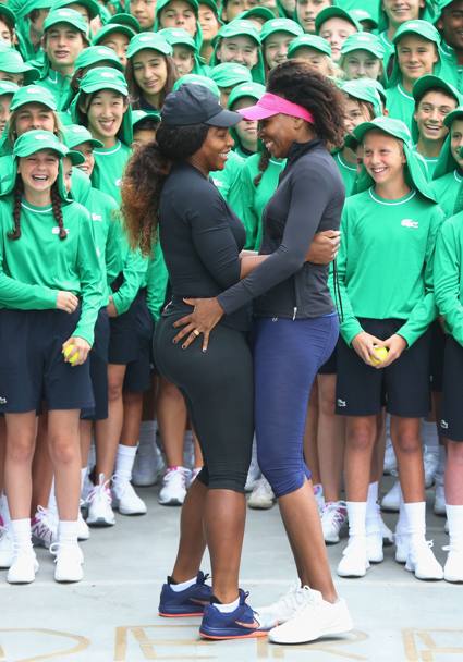 Inutile dire che Serena e Venus hanno conquistato i 380 raccattapalle, protagonisti con loro della cerimonia a Melbourne Park (Getty Images)